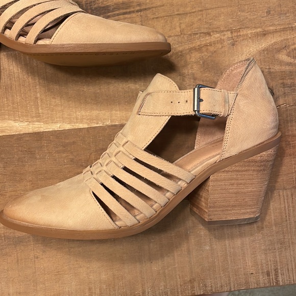 Caslon Sadie Leather Cut Out Heels - Picture 7 of 11